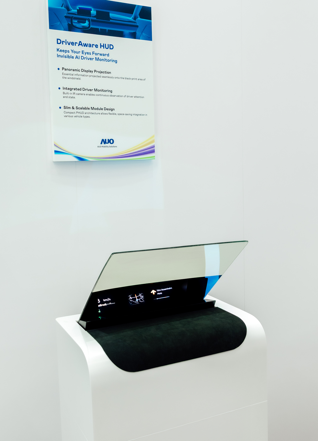 DriverAware HUD结合抬头显示器与隐藏式红外线摄影机，将车速、导航及警示讯息投影于挡风玻璃上，完美对齐驾驶目不离路的视线，同时，透过AI 监控驾驶注意力以提升安全性。